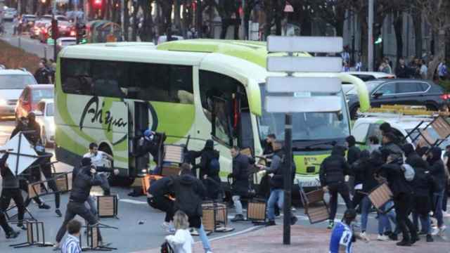 Imagen del momento de los altercados en San Sebastin antes del Real Sociedad-Roma. / Twitter