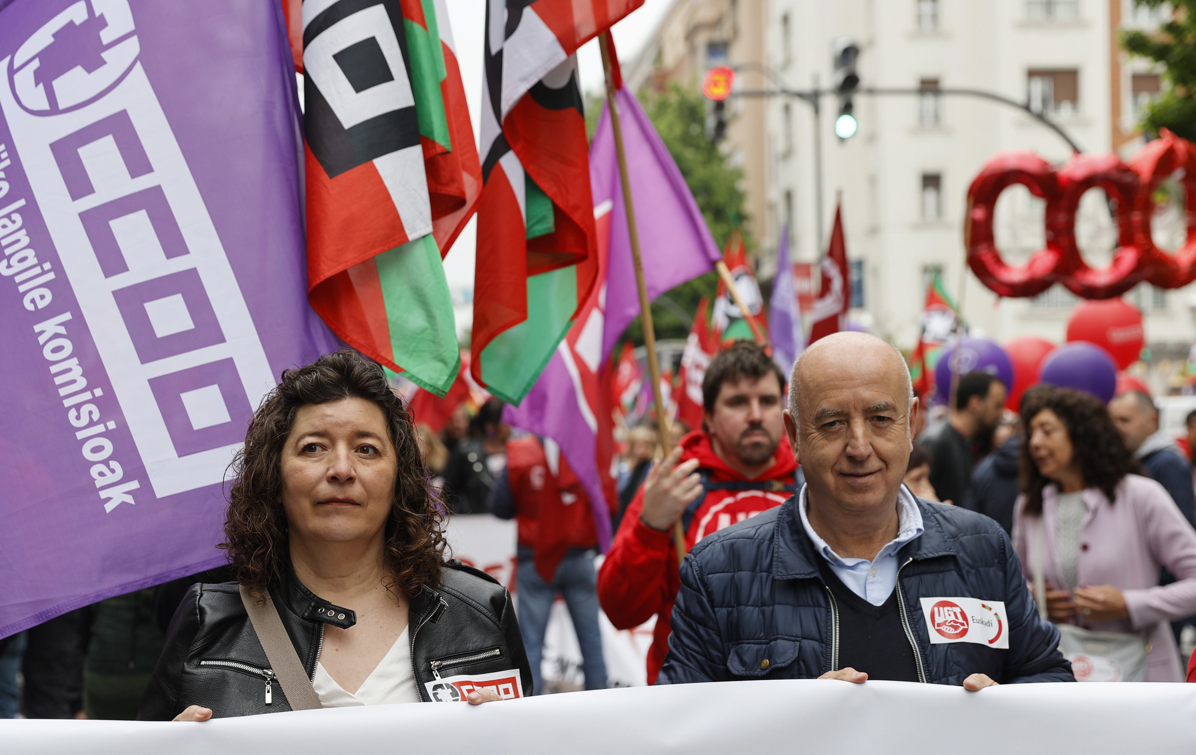 La secretaria general de CCOO, Loli García, junto a su homólogo en UGT, Raúl Arza, durante la manifestación de 1 de Mayo en Bilbao / Luis Tejido (EFE)