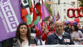 La secretaria general de CCOO, Loli Garca, junto a su homlogo en UGT, Ral Arza, durante la manifestacin de 1 de Mayo en Bilbao / Luis Tejido (EFE)