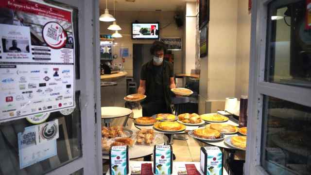 Un hostelero de Bilbao preparando pedidos.