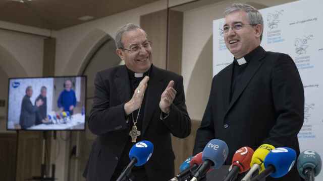 El administrador apostlico de la dicesis, Francisco Prez, aplaude al nuevo obispo de San Sebastin, Fernando Prado / Javier Etxezarreta (EFE)