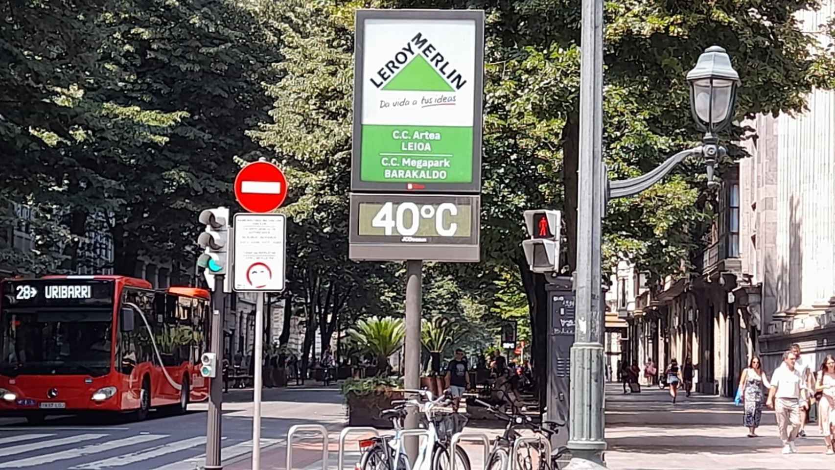 Un termmetro marca 40 grados en la Gran Va de Bilbao este sbado durante la ola de calor / EP