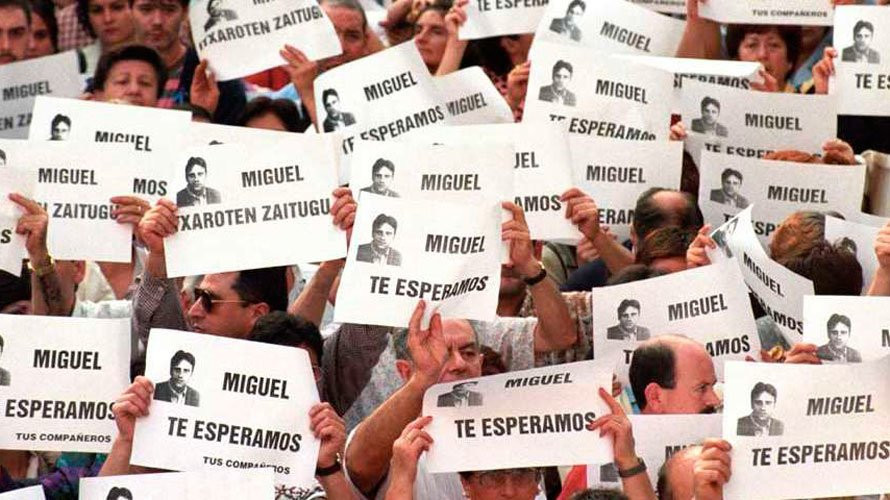 Una de las manifestaciones durante el secuestro y posterior asesinato de Miguel Ángel Blanco. / EFE