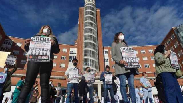 Una protesta sanitaria a las puertas del Hospital de Cruces, en Barakaldo. EFE