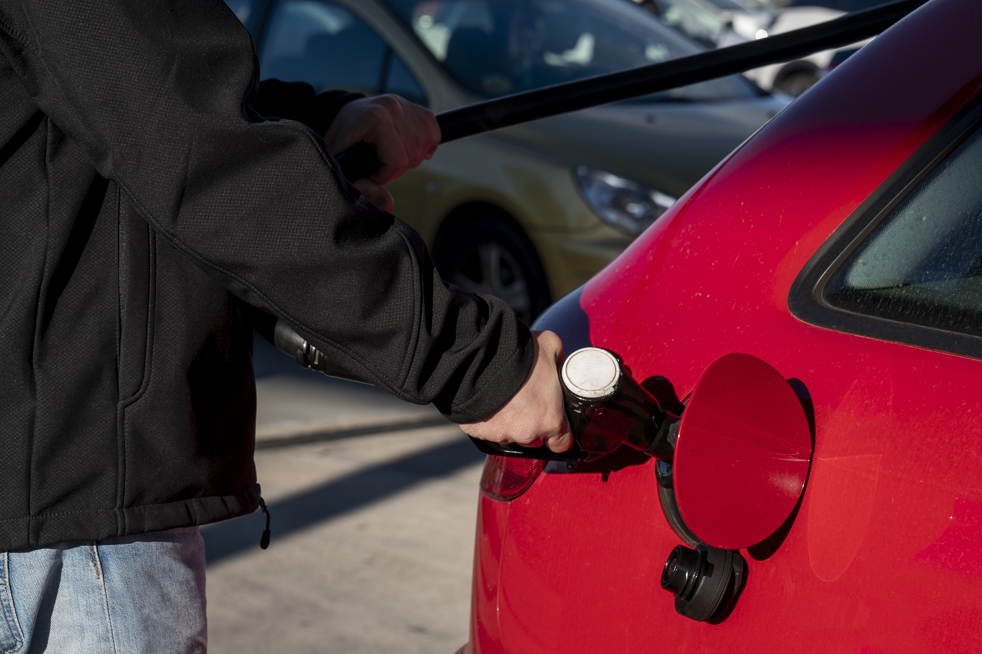 Una persona pone gasolina en una gasolinera el día en que ha entrado en vigor la rebaja de 20 céntimos. / EP