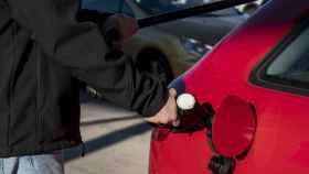 Una persona pone gasolina en una gasolinera el da en que ha entrado en vigor la rebaja de 20 cntimos. / EP