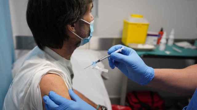 Un docente acude a vacunarse contra la covid-19 a uno de los centros Mutualia del Pas Vasco. /EUROPA PRESS