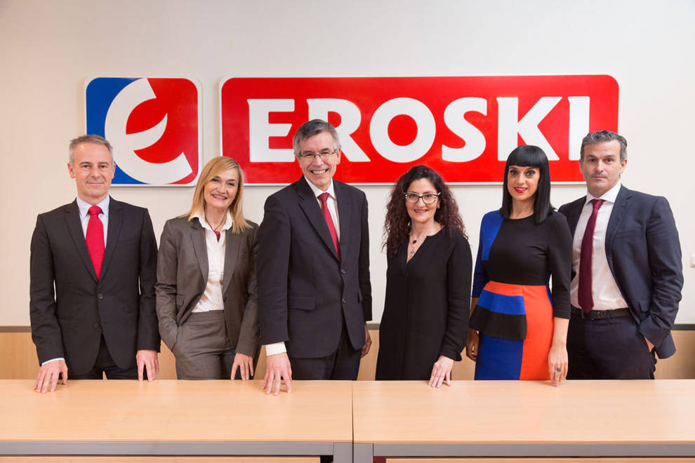 En el centro, el hasta ahora presidente de Eroski, Agustín Markaide su sucesora en el cargo, Rosa Carabel. / Eroski