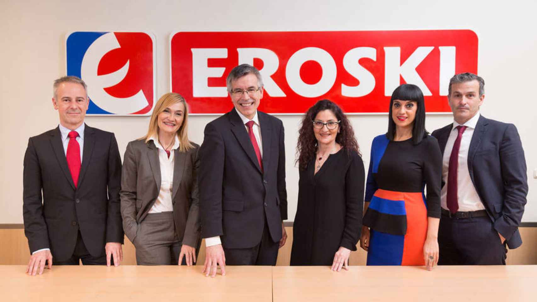 En el centro, el hasta ahora presidente de Eroski, Agustn Markaide su sucesora en el cargo, Rosa Carabel. / Eroski