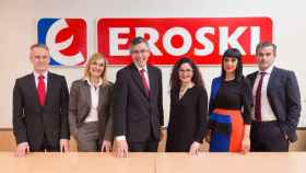 En el centro, el hasta ahora presidente de Eroski, Agustn Markaide su sucesora en el cargo, Rosa Carabel. / Eroski