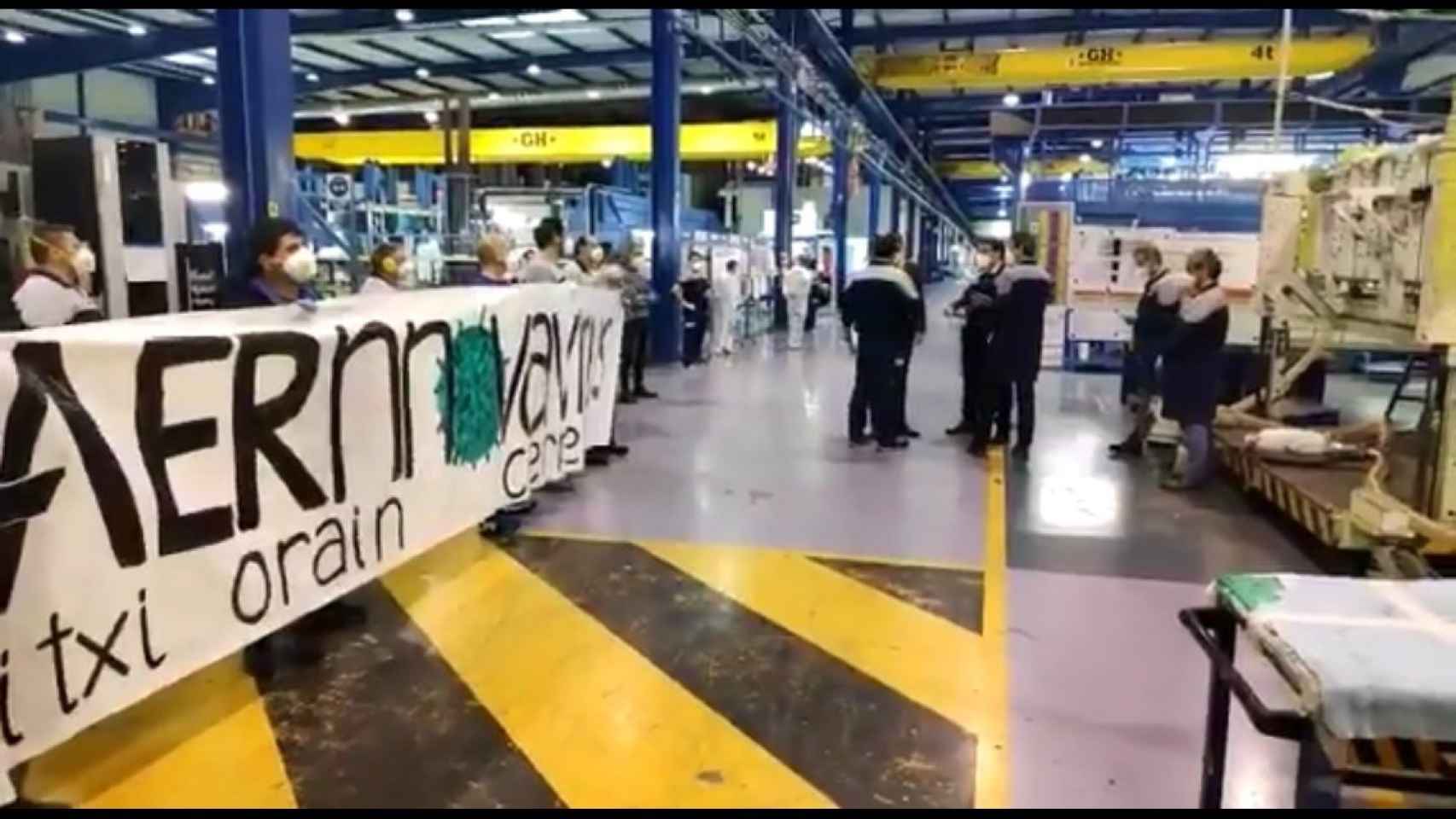 Protesta en el interior de la planta de Aernnova en Berantevilla