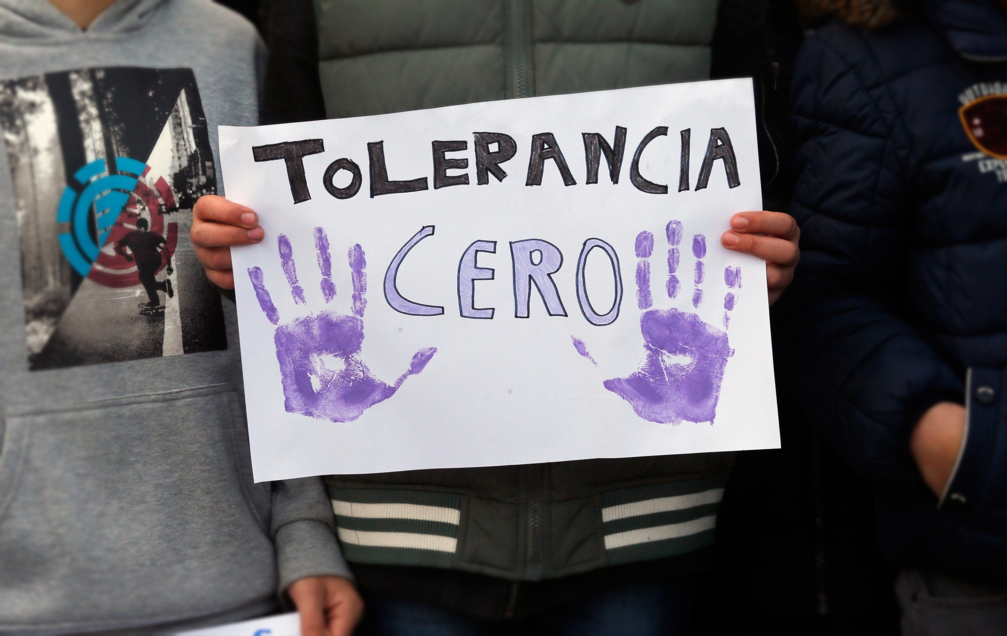 Un cartel denuncia la violencia machista contra las mujeres. / EFE
