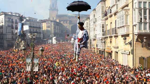 La bajada de Celedon supone la aglomeracin de miles de personas en la Virgen Blanca. / Ayuntamiento de Vitoria