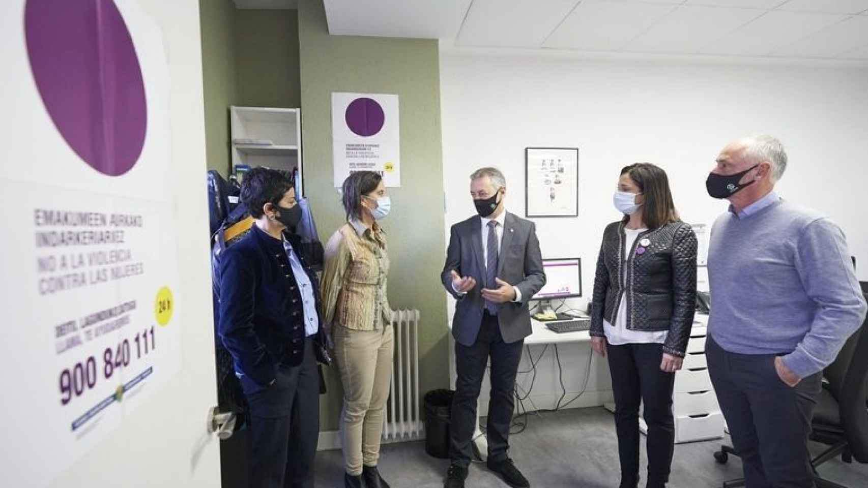 El lehendakari Urkull visita el Servicio de Atencin Telefnica a Mujeres Vctimas de Violencia
