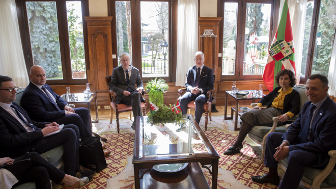 El ministro principal de Gales, Mark Drakeford junto a la delegación del país británico y el lehendakari, Iñigo Urkullu en el palacio Ajuria Enea / EFE