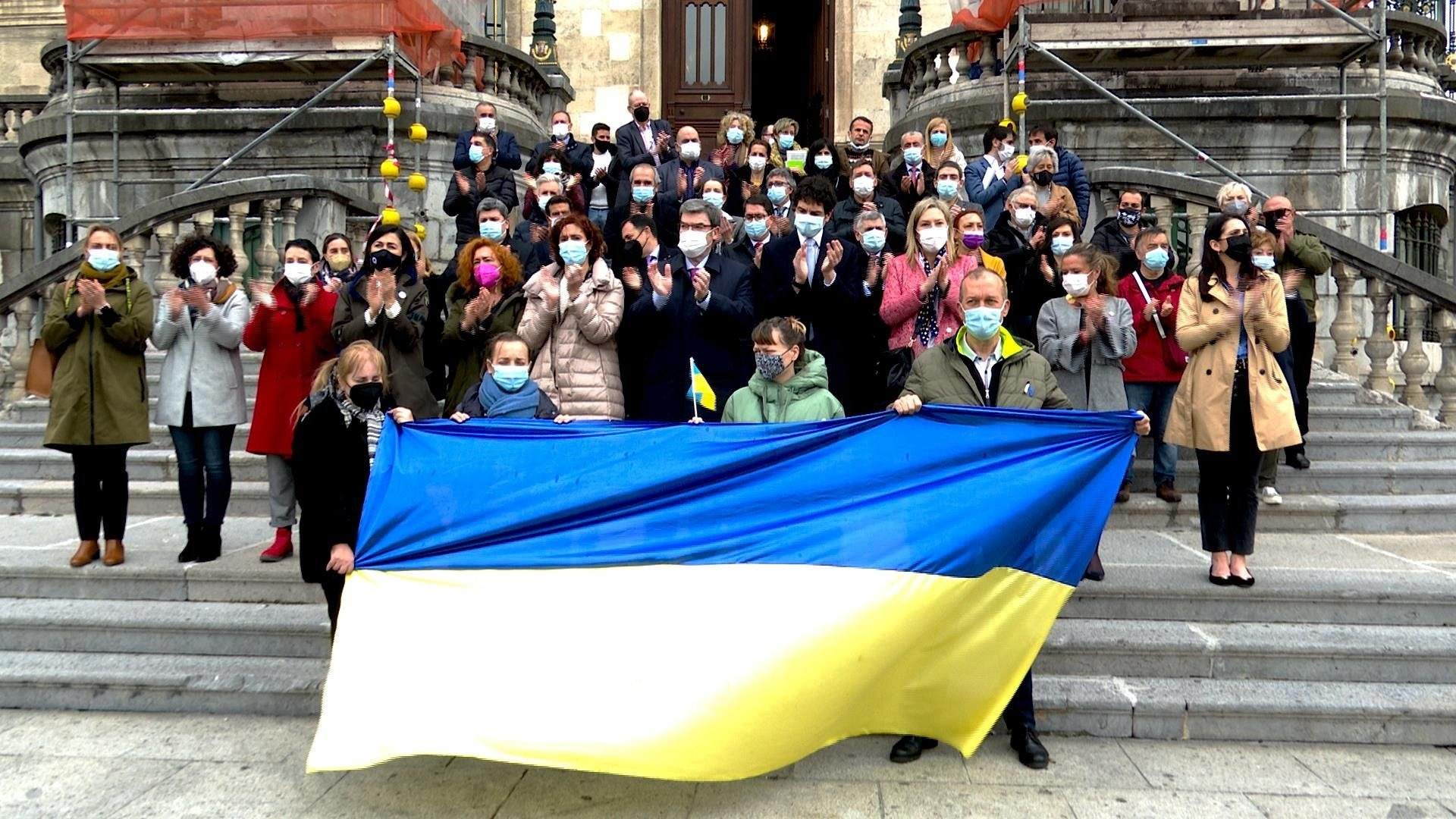 Representantes de la Asociación Ucrania en Euskadi en una concentración ante el ayuntamiento de Bilbao. / EP