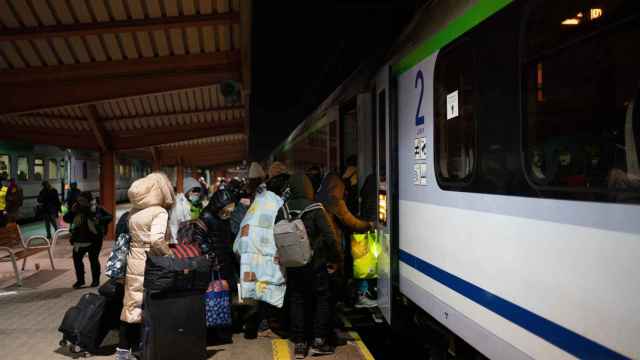 Grupos de personas con sus enseres entran un tren de la estacin de Przemysl, cinco das despus del inicio de los ataques por parte de Rusia en Ucrania. / EP