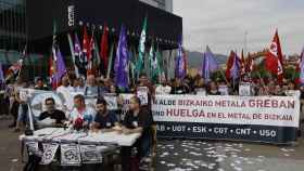 Los sindicatos del Metal de Bizkaia se han movilizado este lunes ante la Bienal de Mquina Herramienta en Barakaldo./ EFE