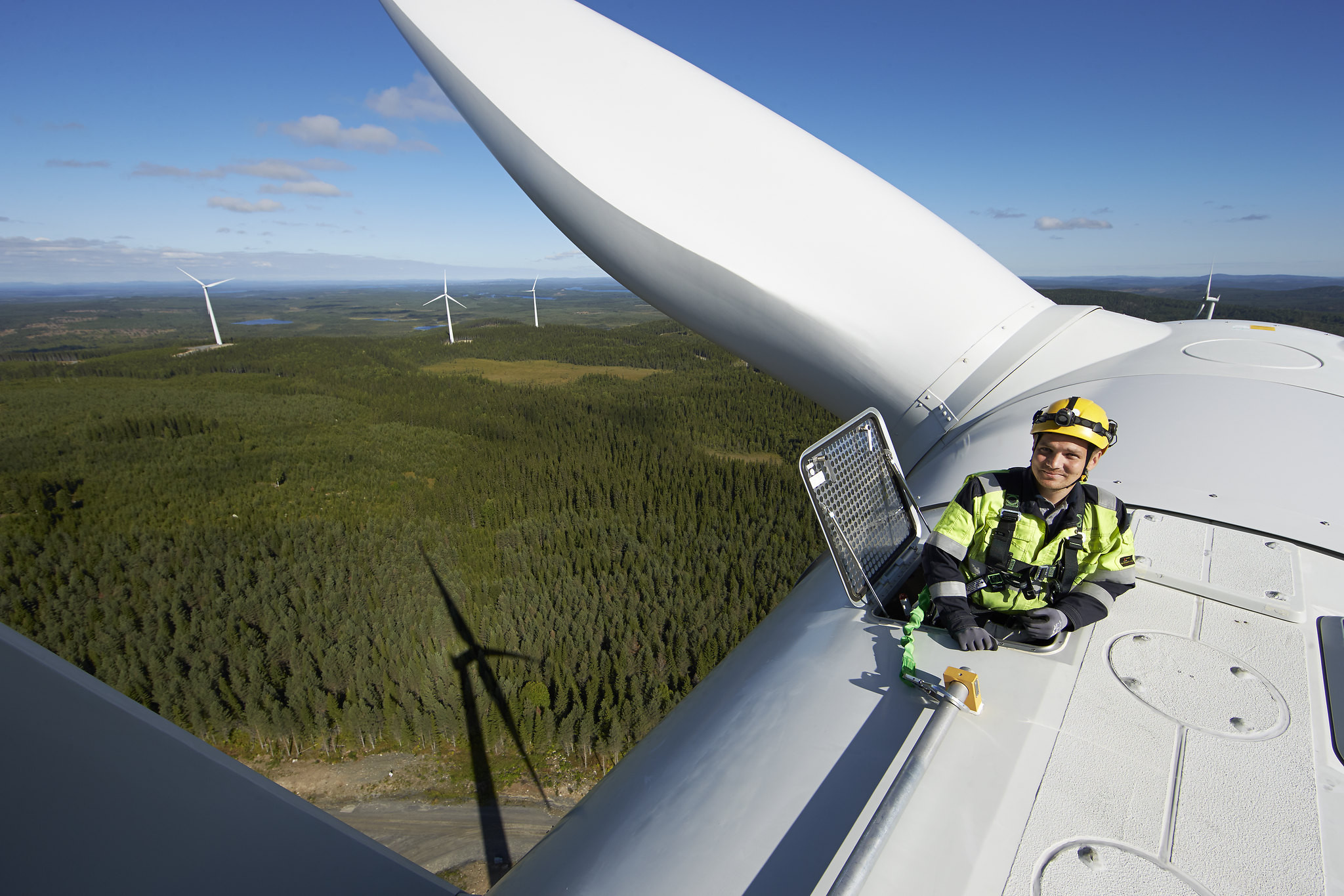 Un operario en lo alto de un aerogenerador de un parque eólico de Statkraft / Statkraft