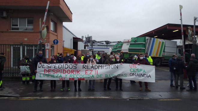 Protesta de los sindicatos en la sede de la UTE Cespa-Onaindia / UGT Euskadi