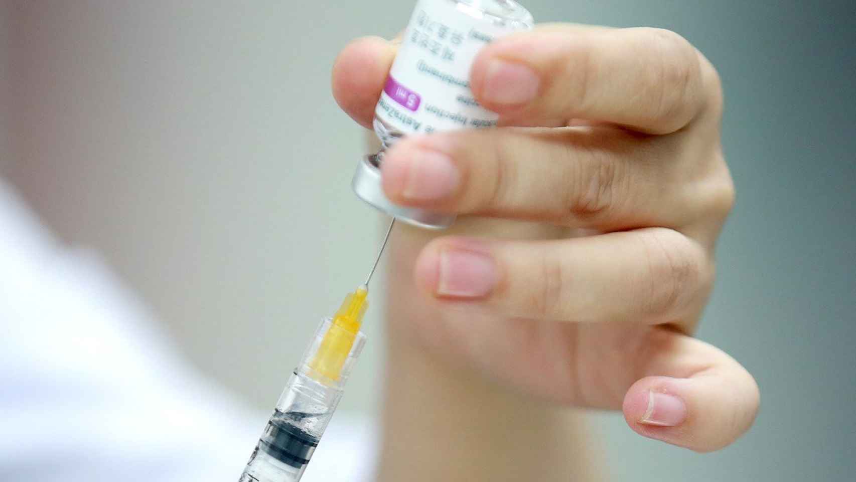 Euskadi ampliar la vacunacin de AstraZeneca hasta los 65 aos/ EFE