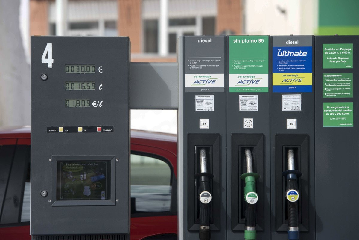 Las gasolineras anticipan una caída del consumo ante unos precios de récord. / EFE