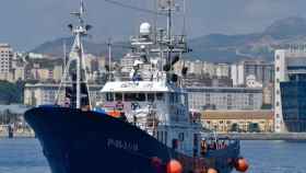 El barco Aita Mari entrando al puerto de Ceuta. /EFE