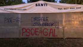 Pintadas en la txosna del PSE en las campas de Arrate en Eibar. / Twitter: @asensioji