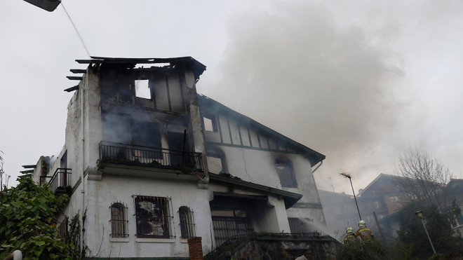 Los bomberos sofocan las llamas de la villa de San Sebastián arrasada por un incendio / EFE