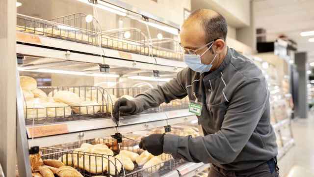 Trabajador de Mercadona en un supermercado de la compaa / MERCADONA