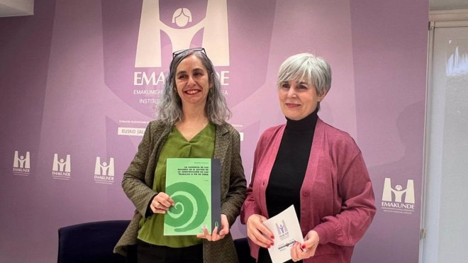 La directora de Emakunde, Miren Elgarresta, junto a la autora de la investigación, la arquitecta Ane Alonso / Gobierno vasco