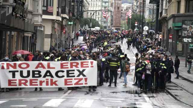 Varias personas participan en una manifestacin contra el ERE planteado por Tubacex. / EP