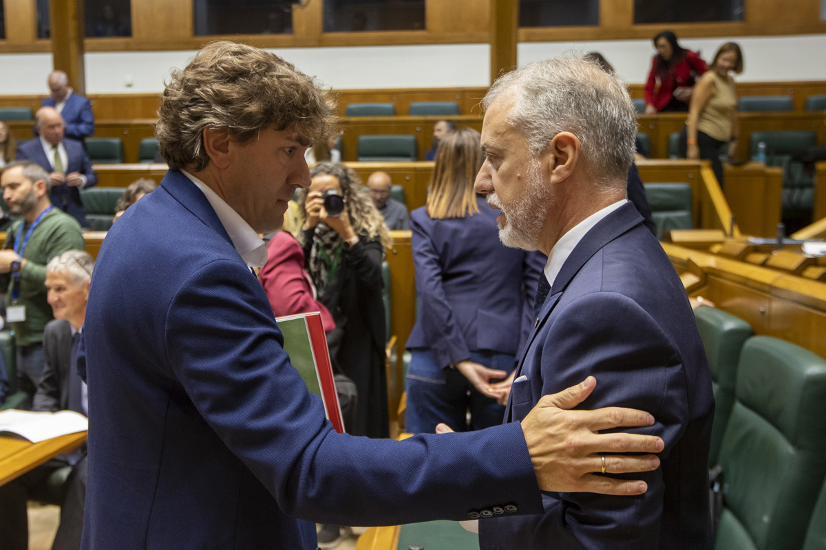 Eneko Andueza e Iñigo Urkullu se saludan en el Parlamento vasco.