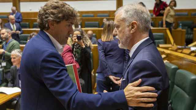 Eneko Andueza e Iigo Urkullu se saludan en el Parlamento vasco.
