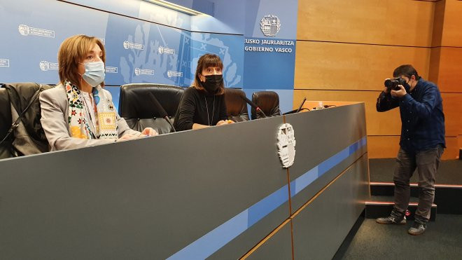 La directora para la Diversidad e Inclusión Educativa del Gobierno Vasco, Lucía Torrealday, y la inspectora general de Educación, Maite Ruiz. / IREKIA