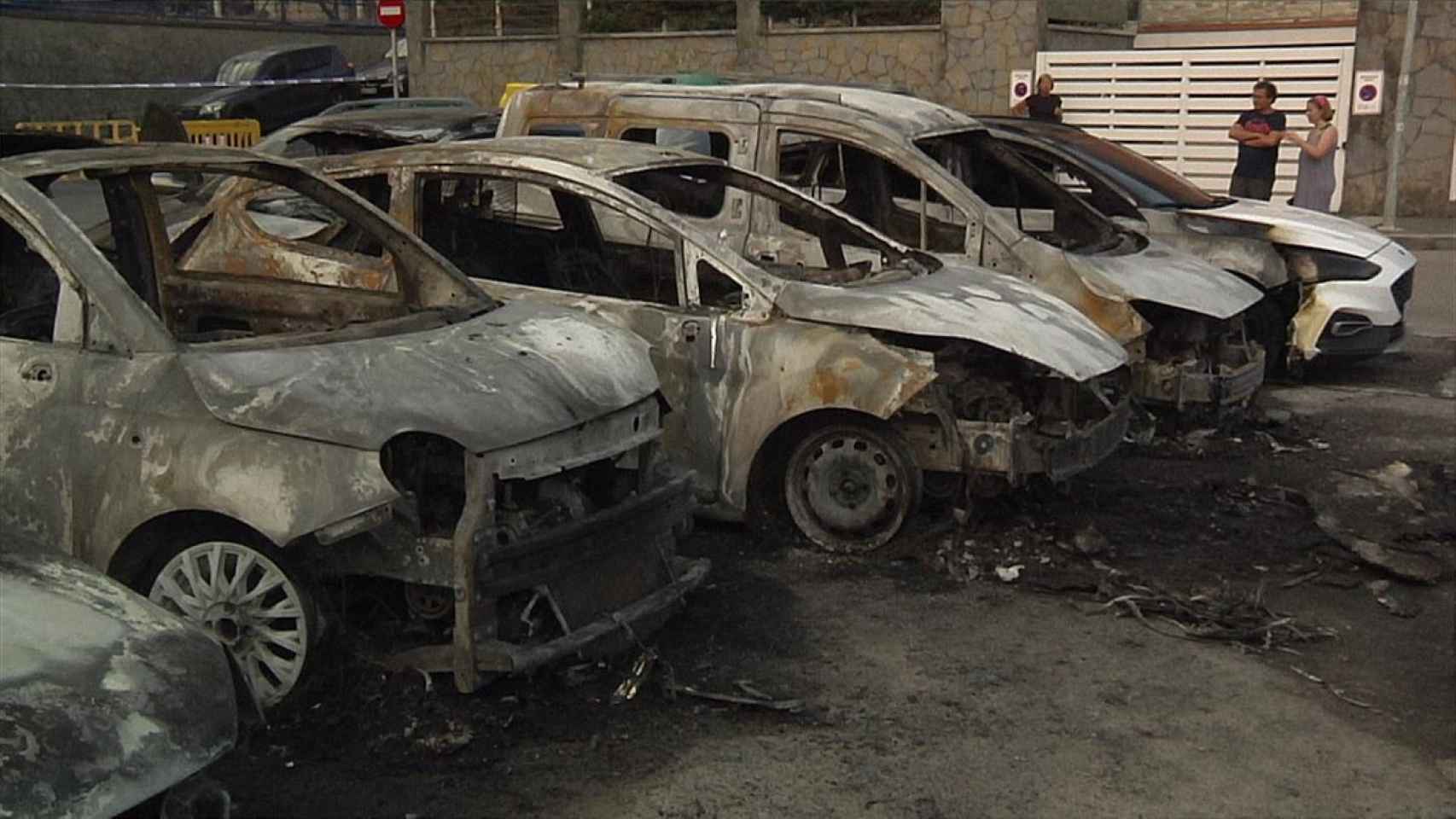 Imagen de los coches quemados en Mundaka el pasado verano. / EITB
