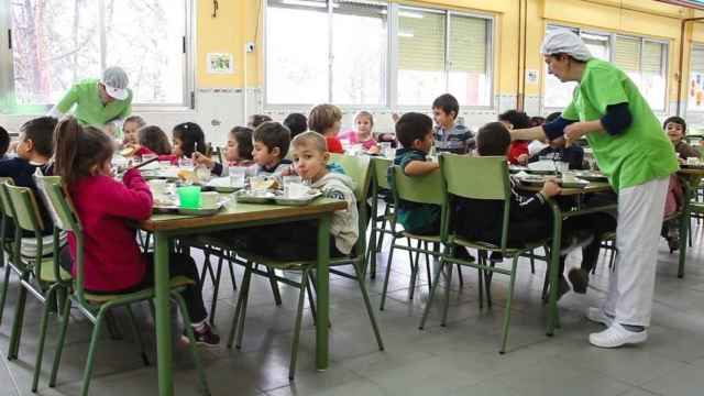 Alumnos comiendo en un comedor escolar. / EP