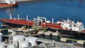 Uno de los barcos que traen el GNL procedente de metaneros de todo el mundo y lo transforma en gas natural./ Ibermtica