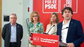 El secretario general PSE-EE, Eneko Andueza, (d) y los candidatos a diputado general por los tres territorios Jose Ignacio Asensi, (i) Cristina Gonzlez (2i) y Teresa Laespada, (2d)./EFE