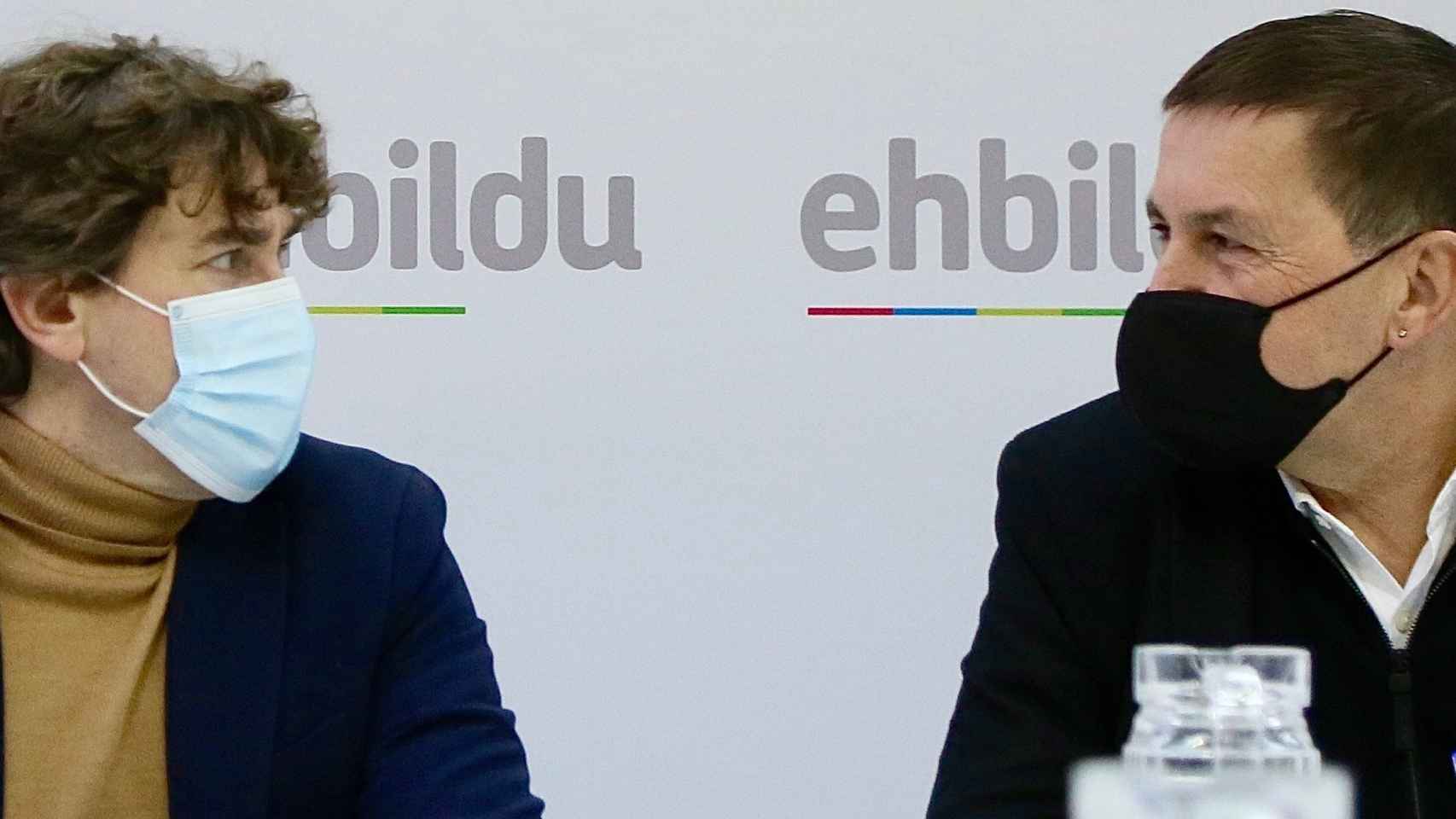 Imagen de la reunin en la sede de Bildu de Bilbao entre Arnaldo Otegi y Eneko Andueza. / EP