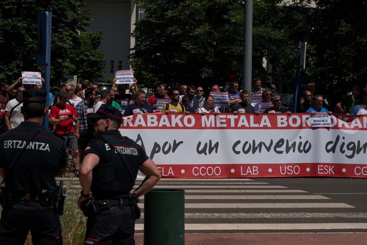 Sindicatos del Metal de Álava en una concentración por el nuevo convenio. / EFE