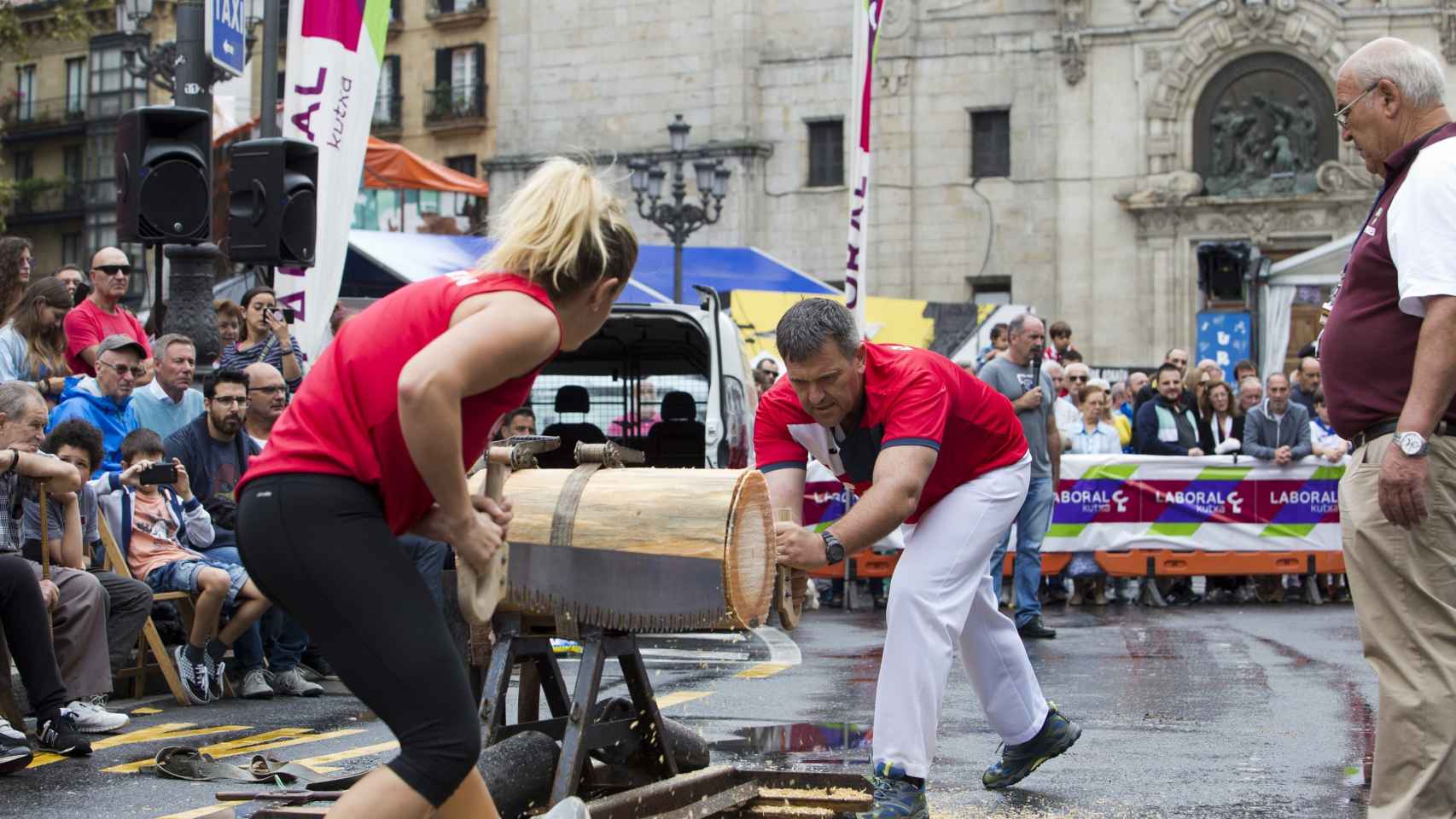 Juegos y deportes vascos durante la Aste Nagusia de Bilbao. / Ayuntamiento de Bilbao