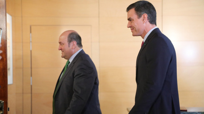El presidente del Gobierno, Pedro Sánchez y el presidente del EBB del PNV, Andoni Ortuzar. / EP