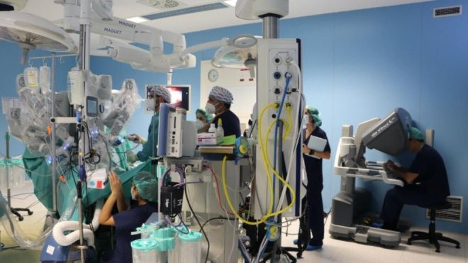 Imagen de personal especializado durante una intervención con un robot quirúrgico / QUIRÓNSALUD