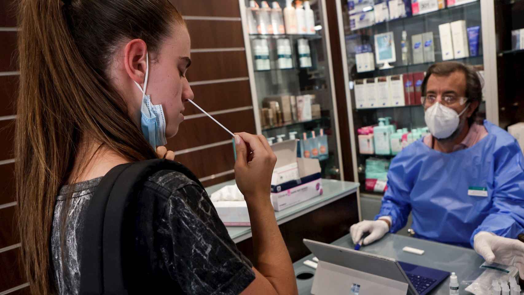 Las farmacias piden poder certificar los resultados de antgenos. / EFE