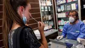 Las farmacias piden poder certificar los resultados de antgenos. / EFE