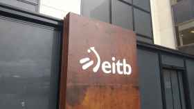Logo de EITB a la entrada de su sede en San Sebastin / Wikimedia Commons