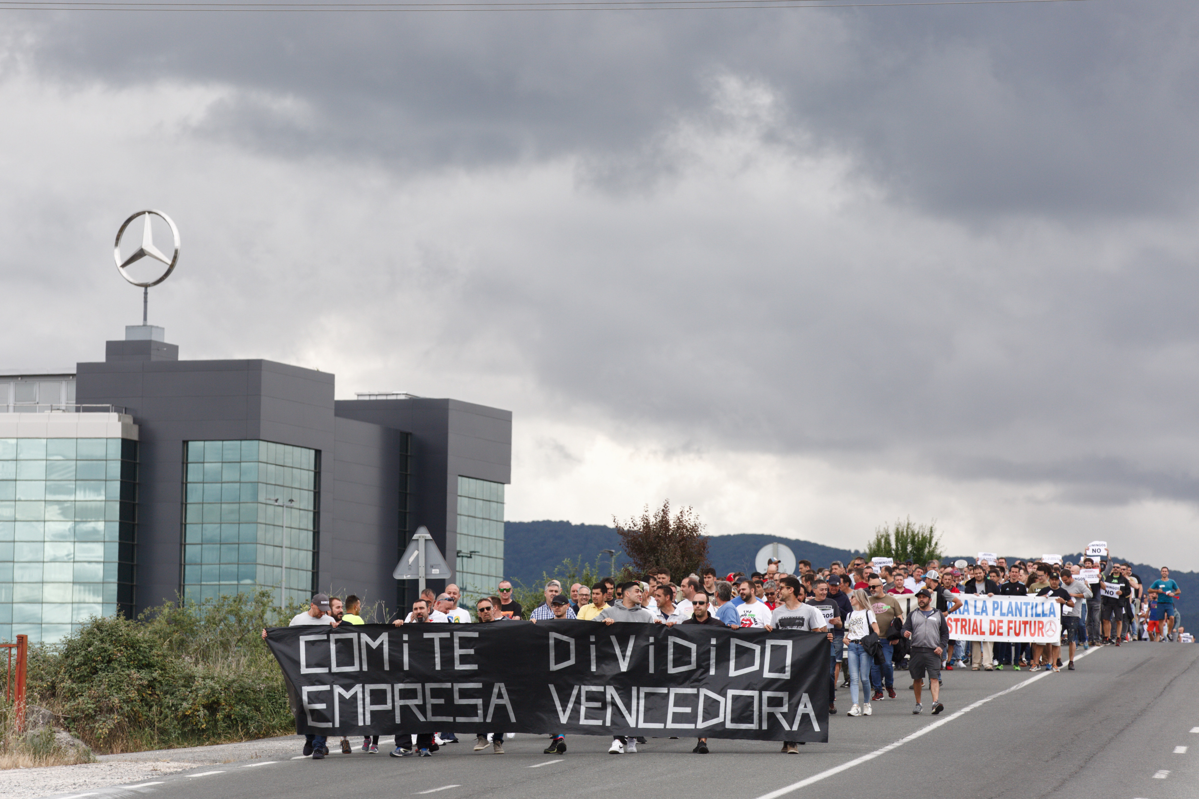 Una pancarta llamando a la unidad sindical durante la manifestación convocada durante la huelga en Mercedes Vitoria / EFE