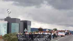 Una pancarta llamando a la unidad sindical durante la manifestacin convocada durante la huelga en Mercedes Vitoria / EFE