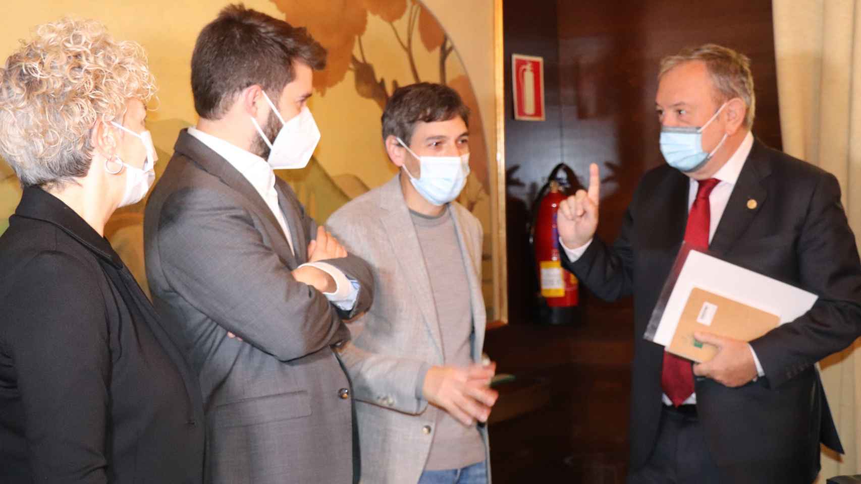 El consejero Pedro Azpiazu con los representantes de Elkarrekin Podemos. / IREKIA